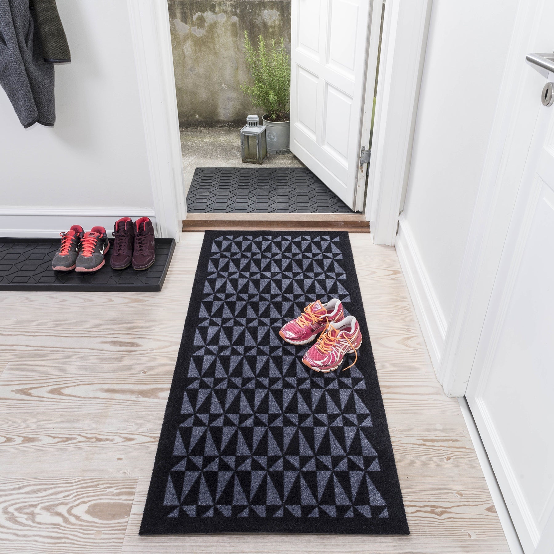 FLOOR MAT 67 x 150 CM - GRAPHIC/BLACK GREY